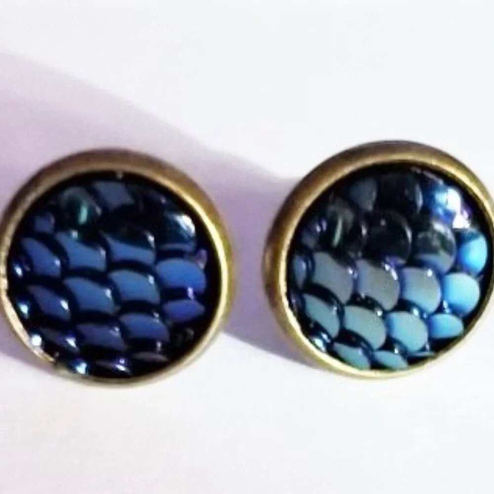 Dragon Scale Post Earrings - Picture 2 of 3